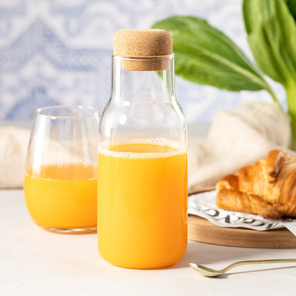 Botella de vidrio con tapa de corcho.