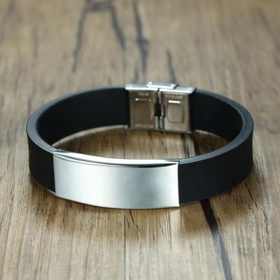 Pulsera de silicona con placa de metal.
