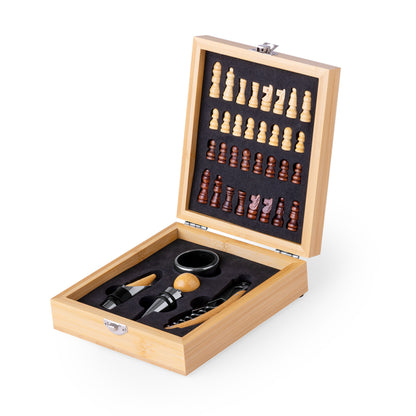 Caixa com jogo de xadrez e acessórios para vinho